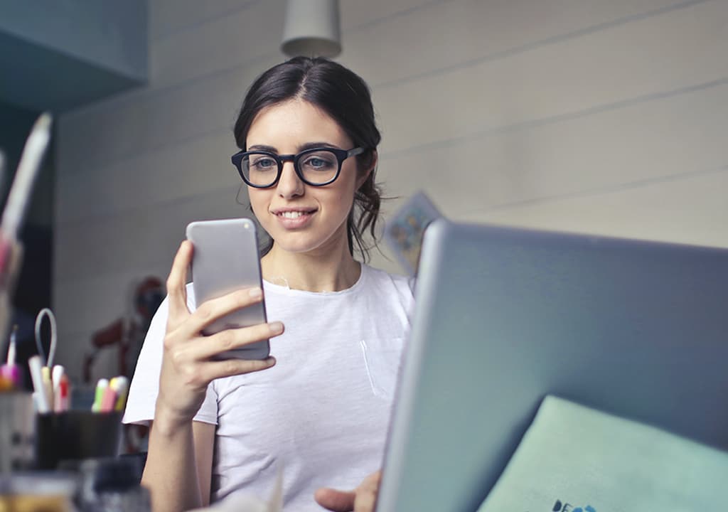 Profesional consultando contenidos de formación desde su móvil